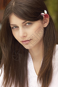 头发有鲜花的女人女士成年年轻人眼神肖像摄影黑发女子棕色肩膀图片