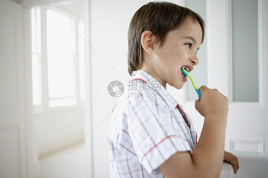 男孩刷牙小男孩口腔浴室家庭生活空格处牙齿男生孩子保健场景男孩们图片
