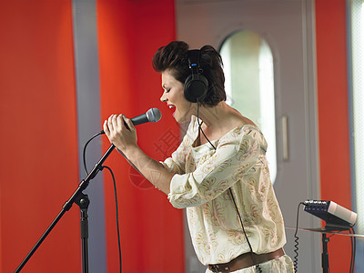 工作室的女青年唱歌女士声音麦克风歌手中年人女性音乐家音响录音设备图片