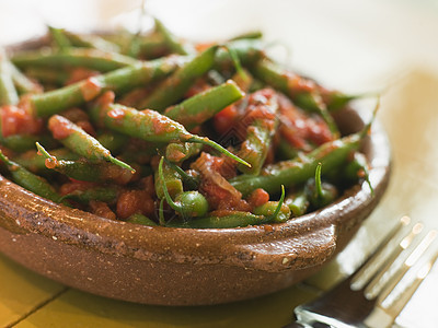 绿色豆子和番茄沙萨食品小吃西红柿生产蔬菜水平调味品厨房素食者小菜图片