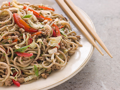 Fried Soba 面条 配猪肉和卷心菜水平盘子生产筷子蔬菜食品主菜美食食物图片