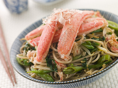 雪蟹和苏巴面条沙拉主菜鲣鱼片食物水平寿司盘子美食食品海鲜螃蟹背景图片