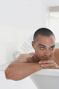 在浴缸里放松的人清洁度家庭生活种族时间沉思打扫沐浴者活动混血儿身体图片