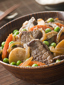 浸泡牛肉片和蔬菜酱油鱼片土豆生产萝卜牛肉食品美食图片