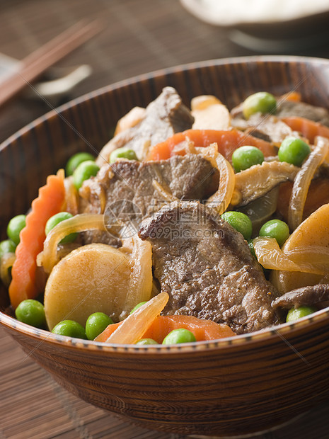 浸泡牛肉片和蔬菜酱油鱼片土豆生产萝卜牛肉食品美食图片