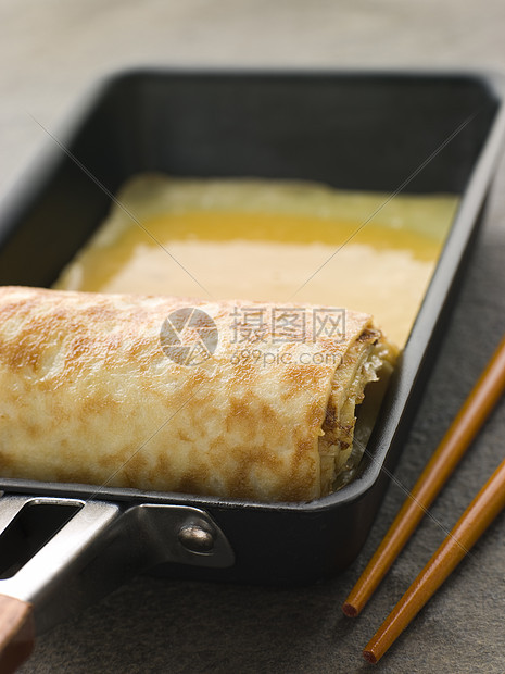 卷 在一个广场煎锅大石烹饪食物平底锅素食者玉子美食食品筷子图片