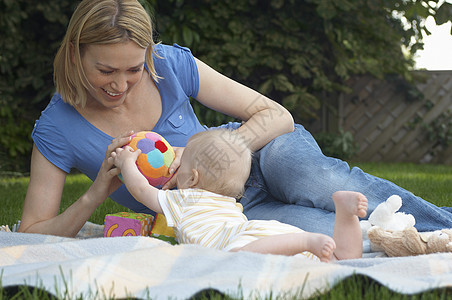 妇幼母亲和子女家庭生活极乐日常生活活动感情毯子开端亲热婴儿场景图片