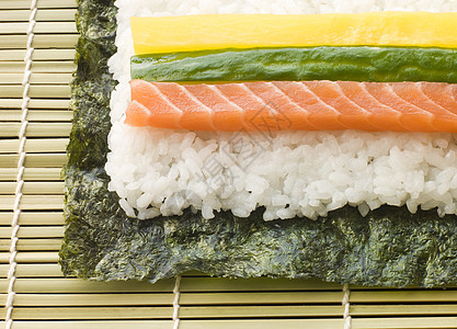 寿司时做彩寿司萝卜水平蔬菜海鲜盘子米饭寿司垫黄瓜蒸食类食品图片