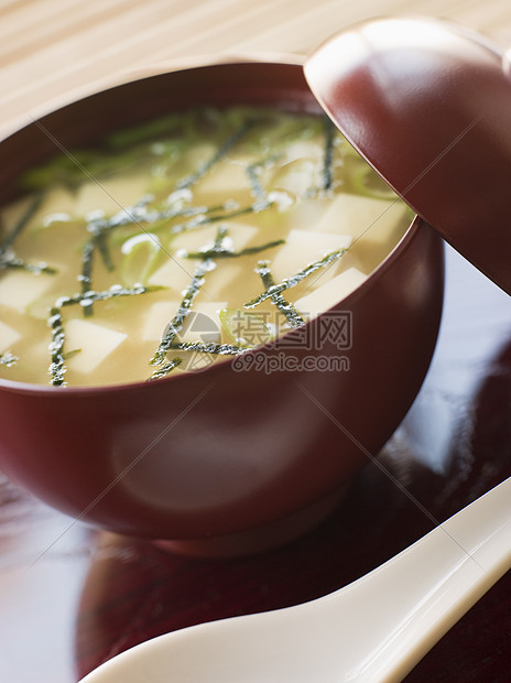 Miso Soup 杯和勺子大石食物汤类陶瓷豆腐汤品美食食品大豆图片
