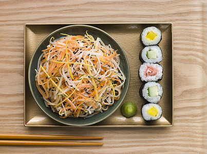 筷子夹Daikon和与Sesame寿司和Wasabi筷子食品美食天线白萝卜种子生产沙拉调味品鸟瞰图背景
