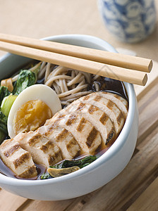 炸鸡苏巴面和三生汤大石影棚食物小菜家禽美食汤品筷子汤类主菜图片