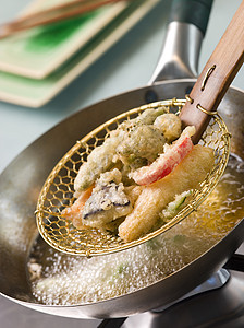 Wok 中的蔬菜烹饪Tempura篮子面糊平底锅茄子食品食物炒锅胡椒美食油类图片