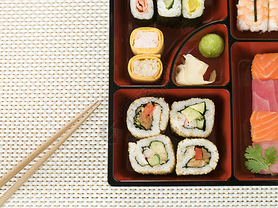 选择本托盒子中的寿司高架食物蔬菜盘子美食海鲜食品鸟瞰图鱼类筷子图片