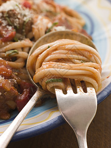 意大利面和番茄酱 扭曲在叉子上用具勺子摄影辣椒美食影棚纺纱面条视图刀具图片