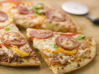 意大利辣香肠和胡椒披萨配披萨刀牛奶食物面包视图美食猪肉影棚盘子辣椒摄影图片