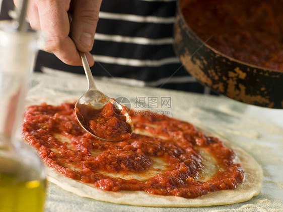 煮番茄酱到比萨基地厨房面团草本植物视图面包勺子美食刀具摄影玉米图片