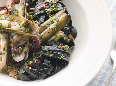 与小章鱼Pesto和敷料香蒜海鲜松子摄影食物视图影棚辣椒蛤蜊图片