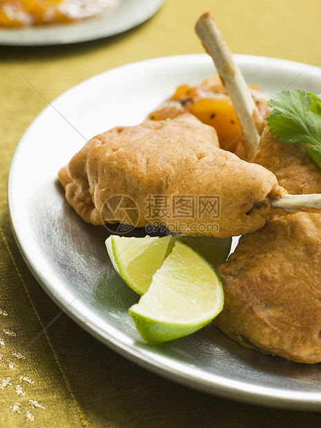 与公司和公司合作的羊肉小菜国际美食起杆食品青柠食物盘子油炸家禽生产图片