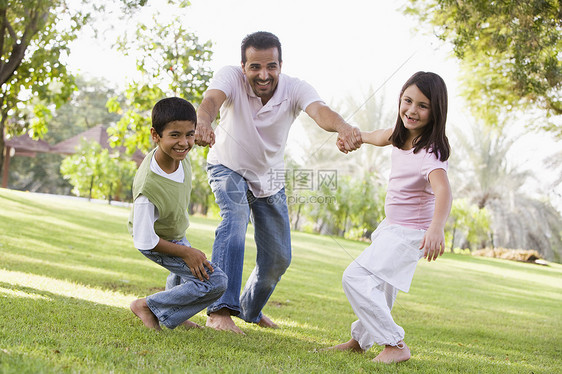 家庭户外公园结合和笑容中年孩子们女儿们视图夫妻姐姐焦距男士男人配置图片