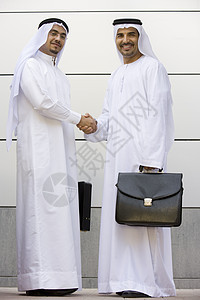 两个商务人士站在户外 拿着公文包微笑着衣服同事合作女性情感男士伙伴商务幸福人种图片