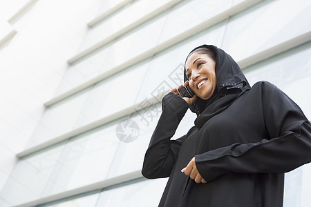 利用个人数字助理和微笑 在户外建造楼宇 让女商务人士出户成年人情感办公室办公楼人士女性建筑物公司幸福建筑图片