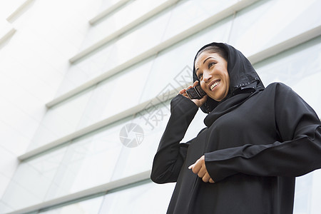 利用个人数字助理和微笑 在户外建造楼宇 让女商务人士出户公司电脑人士偏移视角商业办公室衣服女性成年人图片