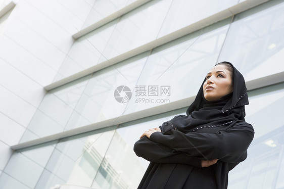 女商务人士通过建筑站在外面的户外人士建筑物男士成年人商务视角生意人一代外表建筑图片