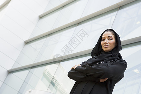 女商务人士通过建筑站在外面的户外成年人婴儿女性焦距衣服建筑物一代建筑人种同事图片