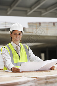 建筑施工工人审查建筑工程规划计划图片