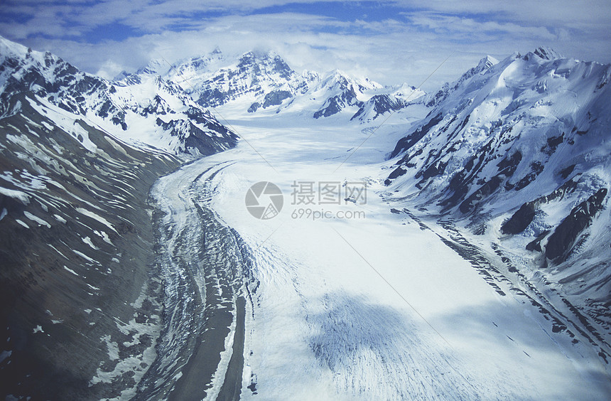 山区山谷的雪田图片