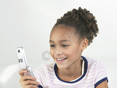 手机上的年轻女孩细胞种族障碍移动电话沟通非裔访问通讯黑人图片
