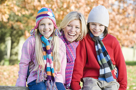 母亲和两个小孩在户外公园里笑着微笑栅栏击剑女儿孩子们阶段情绪人种年龄焦距孩子图片