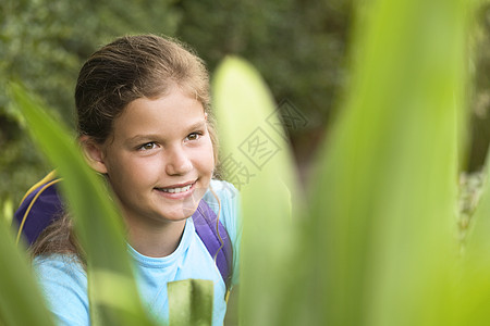 女孩看植物孩子们青春期女性植被女孩们摄影青少年孩子生命爆头图片