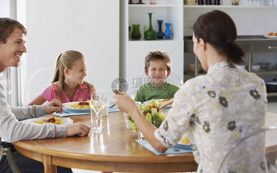家庭膳食快乐表情饮食孩子们孩子日常生活成年人女性伙计们场景图片