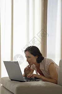 笔记本电脑上的妇女场景设备活动女性日常生活技术空闲成年人家庭生活障碍图片