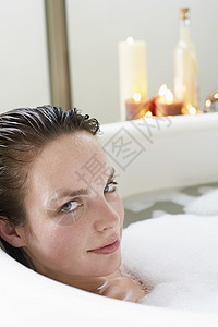 妇女享受洗澡图片