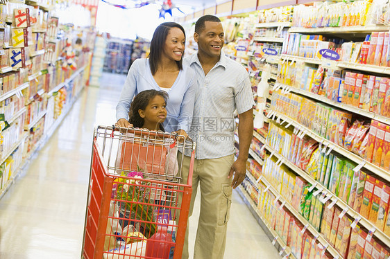 超级超市的家庭购物三个人预算女性走道食物妈妈母亲爸爸零售店铺图片