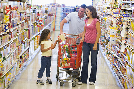 超级超市的家庭购物零售顾客预算食物部门孩子女士大车微笑妈妈图片