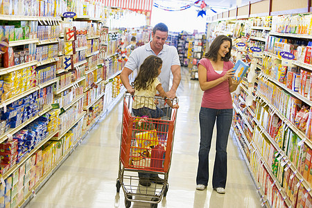 超级超市的家庭购物男性男人女儿杂货开支店铺零售妈妈女性货架图片