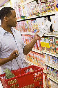 超市男子购物顾客预算部门阅读盒子消费者男性杂货食物检查图片