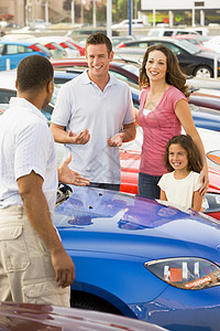 家庭跟推销员讨论新车图片