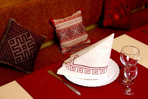 桌子银器餐巾红色餐具框架厨房餐厅白色用餐房间图片