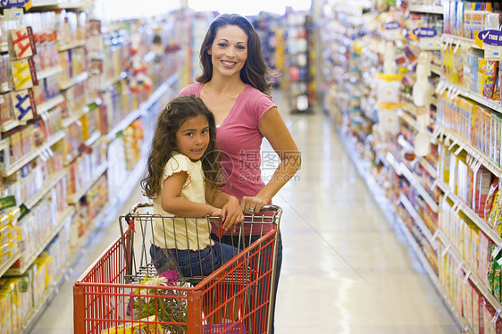 母亲和女儿杂货购物走道食物相机开支货架店铺妈妈女孩孩子消费者图片