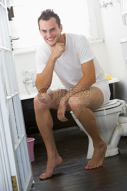 坐在浴室里的男人图片
