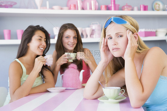 3名在餐厅喝冷饮的女青年饮料商业棕色食堂咖啡屋休闲装零钱包着装时间服装图片