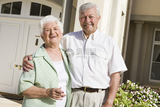高龄夫妇在屋外站着退休男人女士房子祖母相机男性前门伴侣祖父图片