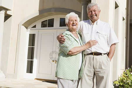 高龄夫妇在屋外站着祖父男性男人两个人女士前门微笑富裕祖母女性图片