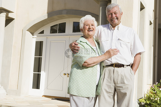 高龄夫妇在屋外站着祖父男性男人两个人女士前门微笑富裕祖母女性图片