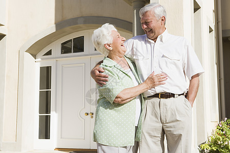 高龄夫妇在屋外站着两个人男人男性富裕拥抱退休祖母微笑女性养老金图片