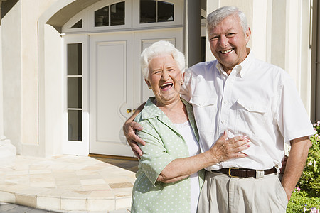 高龄夫妇在屋外站着友谊老人女性男性富裕祖父女士退休老年祖母图片